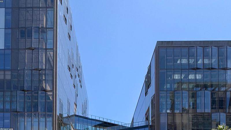 早春晴朗电视剧海报与原著小说封面并排展示